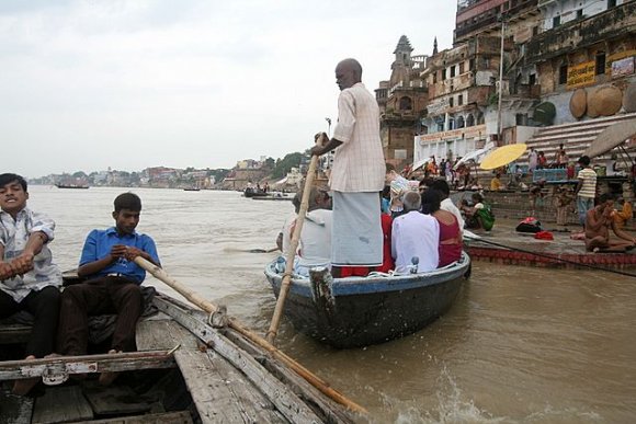 Varanasi - Ganj Nehri'ndeki sandalcı