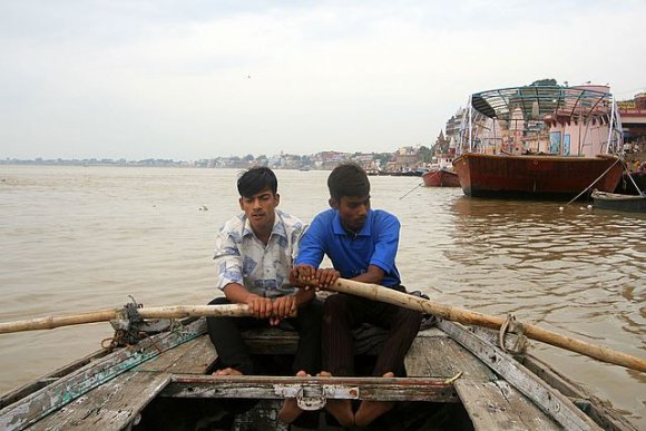 Varanasi - Ganj Nehri'ndeki tekne gezintimizdeki kürekçiler.
