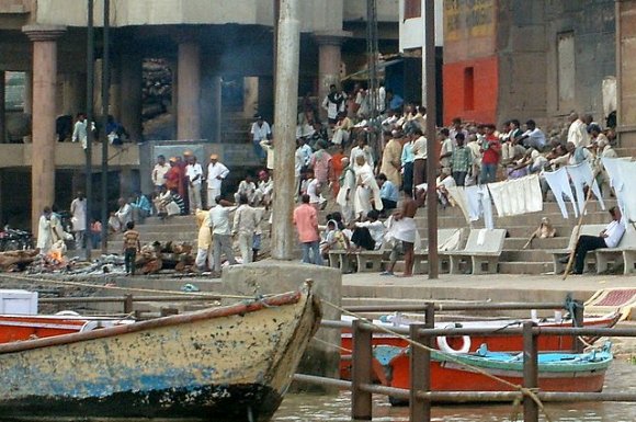 Varanasi - Ganj Nehri'nde ölü yakma