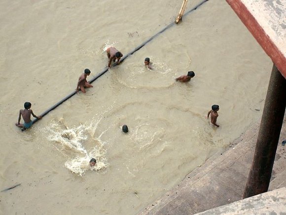 Varanasi - Ganj Nehri'nde çocuklar