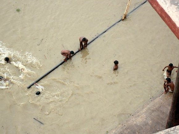 Varanasi - Ganj Nehri'nde oynayan çocuklar.