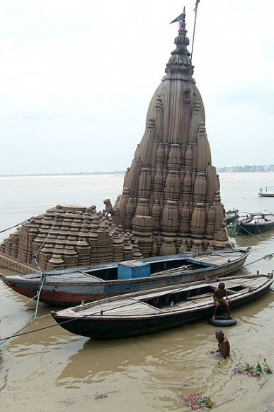 Varanasi - Ganj Nehri'nde batık tapınak