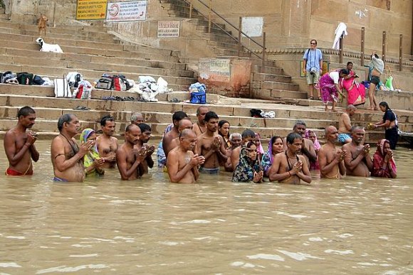 Varanasi - Ganj Nehri'nde sabah ayini
