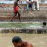 Varanasi - Ganj Nehri'nden su içme