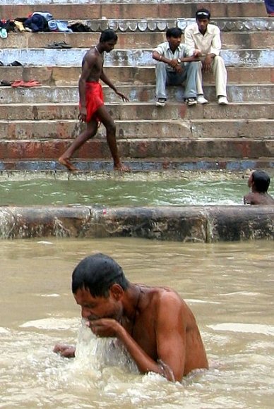 Varanasi - Ganj Nehri'nden su içme