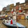 Varanasi - Ganj Nehri'nde bir sandal.