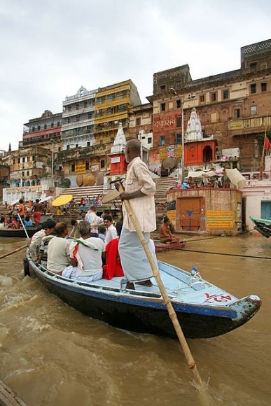 Varanasi - Ganj Nehri'nde bir sandal.