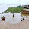 Varanasi - Ganj Nehri'inde yıkananlar