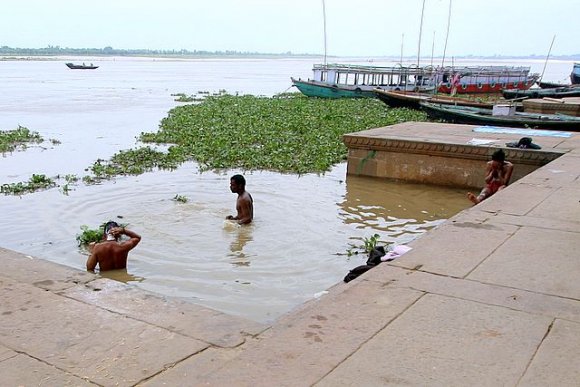 Varanasi - Ganj Nehri'inde yıkananlar