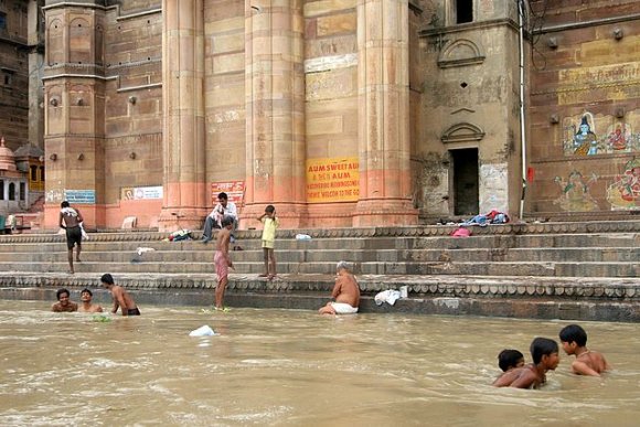 Varanasi - Ganj Nehri'nde yıkanma