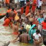 Varanasi - Ganj Nehri'nde ibadet