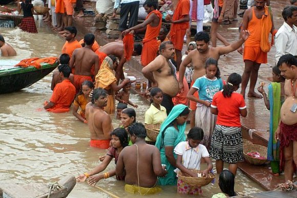 Varanasi - Ganj Nehri'nde ibadet