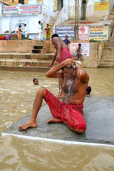 Varanasi - Ganj Nehri'nde yıkanan adam