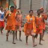 Varanasi - Sokaklardaki Hindu hacılar.