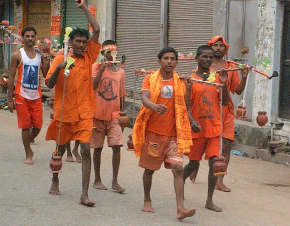 Varanasi - Sokaklardaki Hindu hacılar.