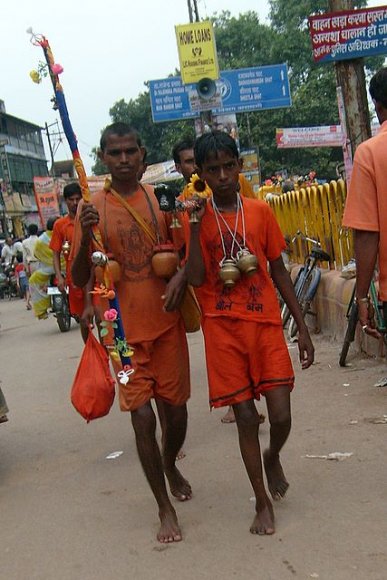 Varanasi - Sokaklarda gezen Hindu hacılar.