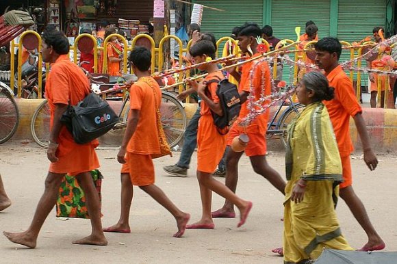 Varanasi - Sokaktaki Hindu hacılar.