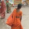 Varanasi - Turuncular içindeki bayan Hindu hacı.