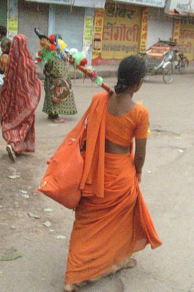Varanasi - Turuncular içindeki bayan Hindu hacı.