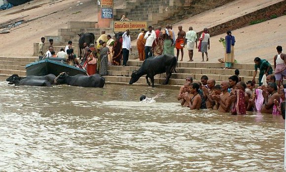 Varanasi - Ganj Nehri'nde Hindular ve mandalar