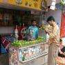 Varanasi - Sokaktaki meyve suyu satıcısı.