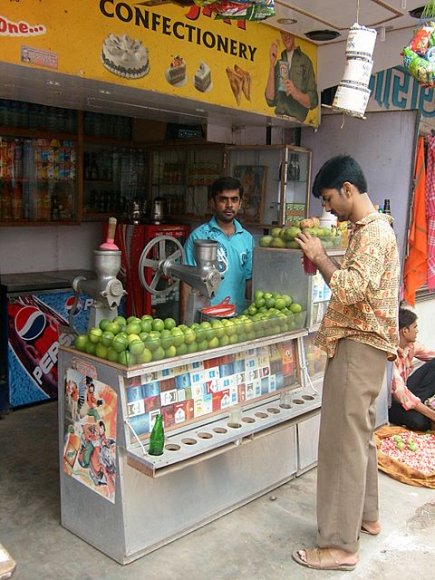 Varanasi - Sokaktaki meyve suyu satıcısı.