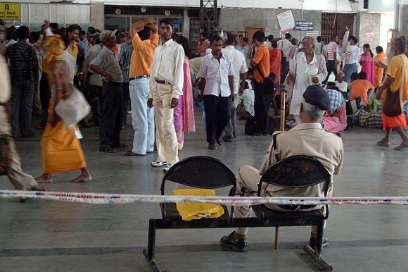 Varanasi - Tren istasyonunda polis.