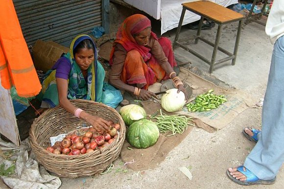 Varanasi - Sokaktaki sebze satıcıları.