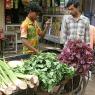 Varanasi - Sokaktaki sebze satıcısı.