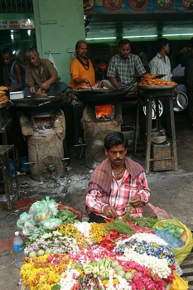 Varanasi - Sokaktaki çiçekçi ve yemekçiler.