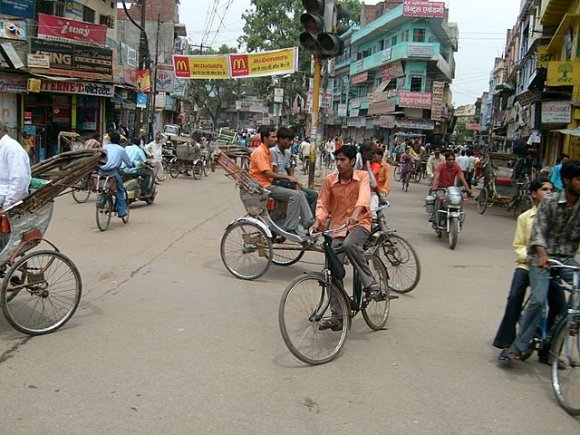 Varanasi - Kavşakta trafik.