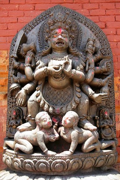 Katmandu - Bhaktapur Durbar Square, Ugracanti ve Bhairab Heykelleri. 12 kollu Bhairab. Söylentiye göre bu heykelleri yapan sanat