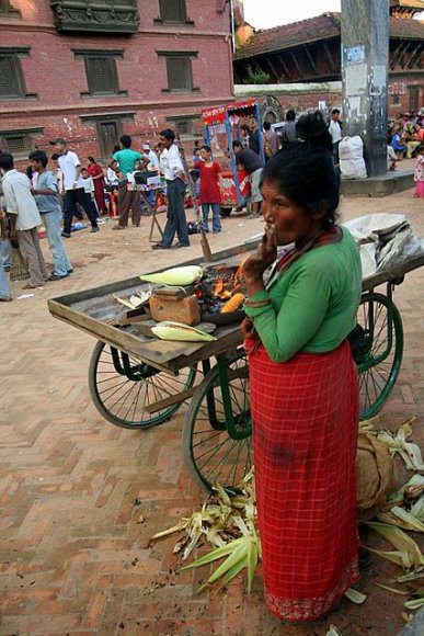 Katmandu - Patan Durbar Square, Mısır pişiren kadın