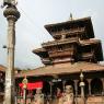 Katmandu - Bhaktapur Tachupal Tole, Dattatreya Tapinagi ve karsisinda Garuda (Bir çesit kuş) heykeli.