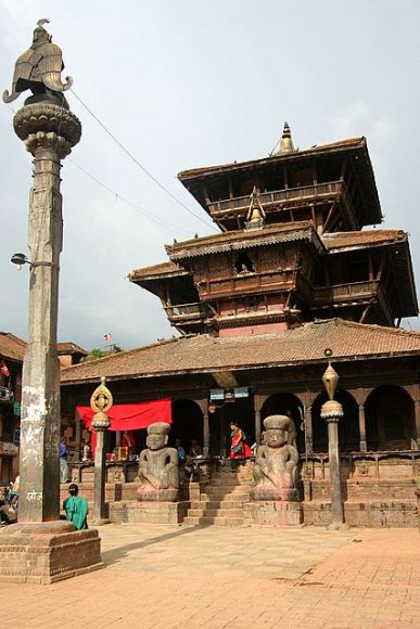 Katmandu - Bhaktapur Tachupal Tole, Dattatreya Tapinagi ve karsisinda Garuda (Bir çesit kuş) heykeli.
