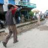Nepal - Nagarkot. Süt taşıyan adam ve askerler.