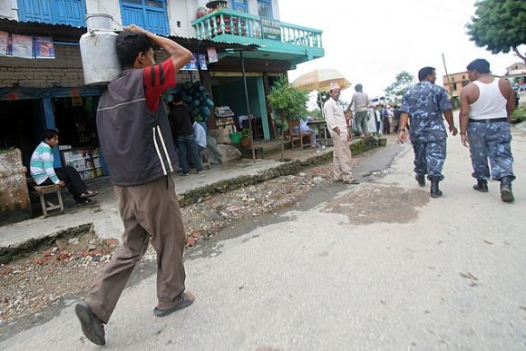 Nepal - Nagarkot. Süt taşıyan adam ve askerler.