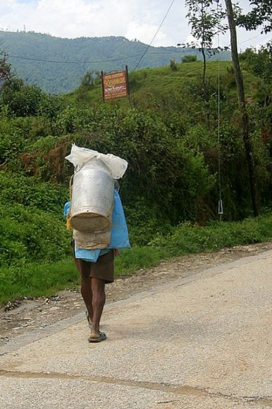 Nepal - Nagarkot. Süt taşıyan köylü.