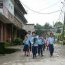 Nepal - Nagarkot. Okuldan çıkmış öğrenciler.