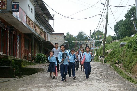 Nepal - Nagarkot. Okuldan çıkmış öğrenciler.