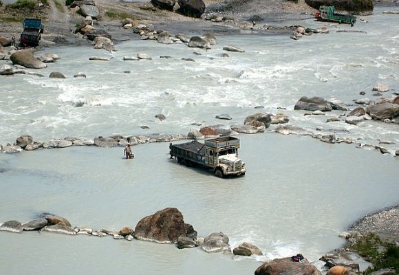 Pokhara - Kum ve taş çıkaran insanlar.
