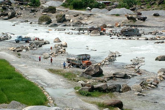 Pokhara - Kum ve taş çıkaran insanlar.