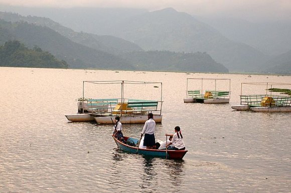 Pokhara - Phewa Gölü'nde öğrenciler