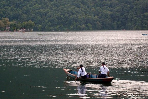 Pokhara - Phewa Gölü'nde öğrenciler