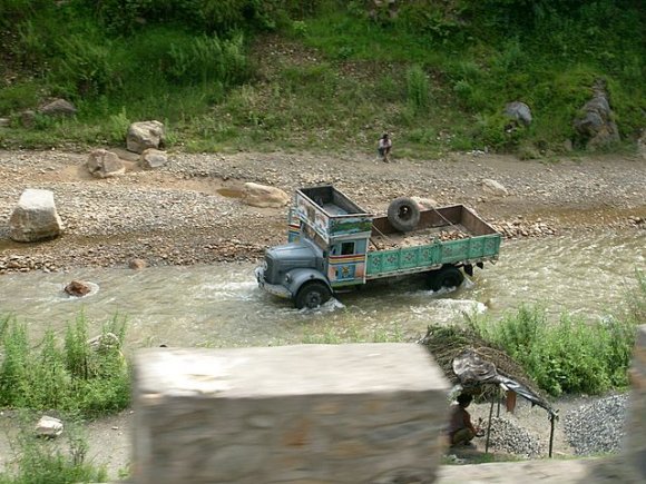 Pokhara - Katmandu Pokhara yolunda nehirdeki kamyon.