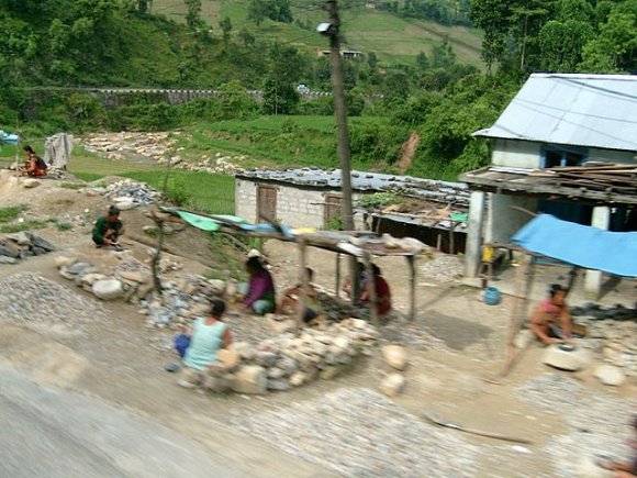 Pokhara - Katmandu Pokhara yolunda taş parçalayanlar