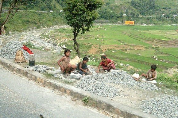 Pokhara - Katmandu Pokhara yolunda taş parçalayan çocuklar.