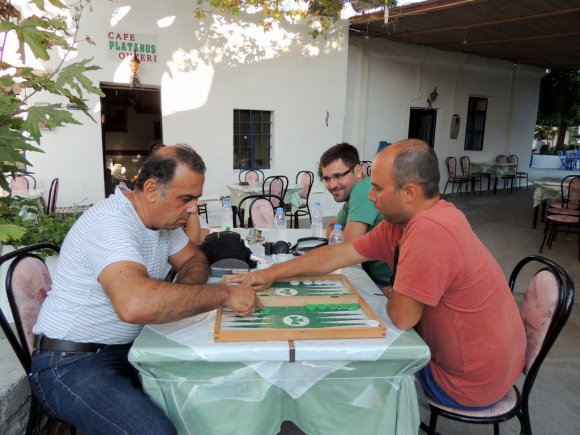 Galibiyetlerimiz üzerine kahvenin sahibi Kostas beni tavlaya davet etti. Tek el üzerinden oynadığımız oyunu da ben alınca hesaptan benim kahveyi kesti. Benim kahveyi de Kostas'a ödettim :) Bu arada Kostas bize farklı tavla oyunları öğretti.