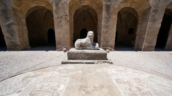 Rodos Arkeoloji Müzesi girişindeki aslan heykeli.