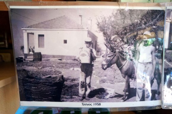 Merkouris'in yerinde gördüğümüz siyah beyaz bir fotoğraf. Fotoğraftaki çocuğun elinde tuttuğuğu kutuda İstanbul lakerda yazıyor.